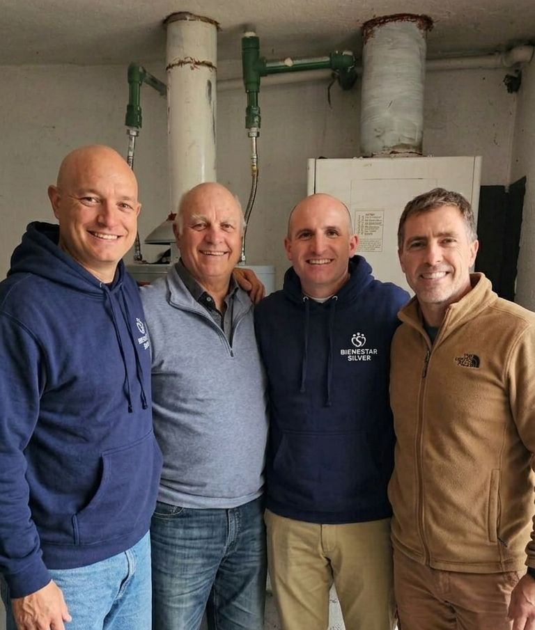 Cuatro integrantes del equipo sonriendo después de un trabajo en una casa